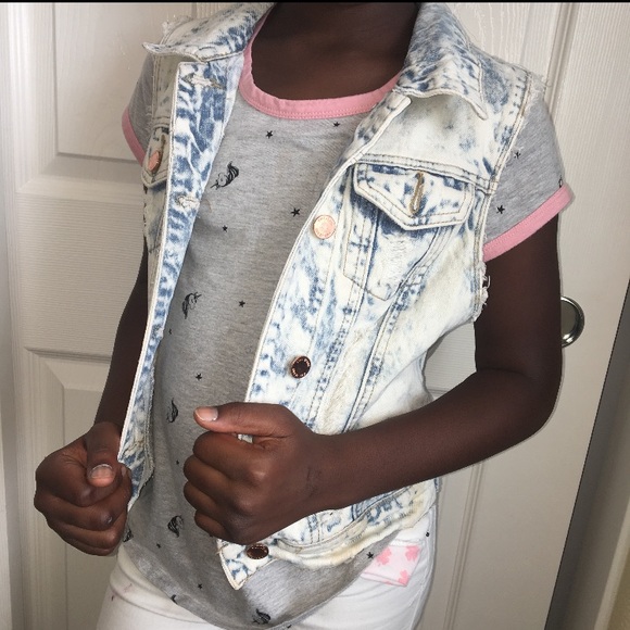 Distressed Light Wash Denim Jacket Frayed edges - Picture 2 of 6